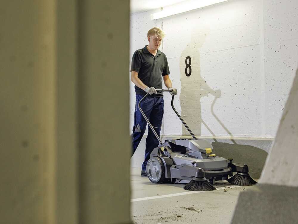 karcher km 70/30 c bp 2sb balayeuse à batterie avec bac de ramassage 36 v 6 ah karcher km 70/30 c bp 2sb balayeuse à batterie avec bac de ramassage 36 v 6 ah